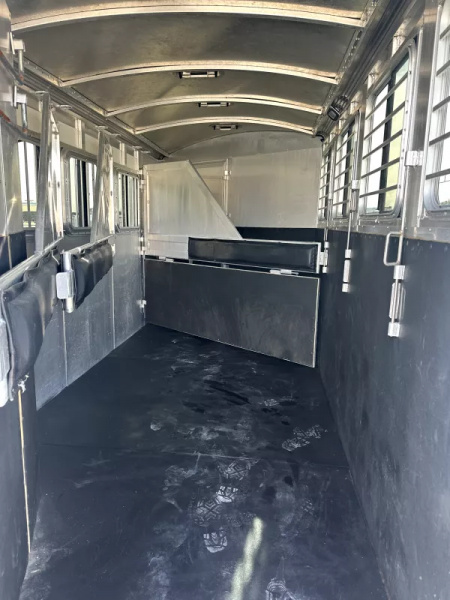 Used 2005 Cherokee 4 Horse Gooseneck Living Quarters Horse Trailer