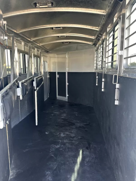 Used 2005 Cherokee 4 Horse Gooseneck Living Quarters Horse Trailer