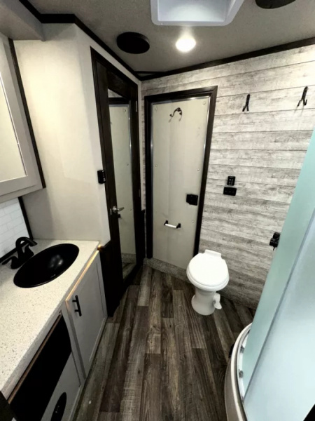 Used 2023 Merhow 4 Horse Living Quarters Gooseneck