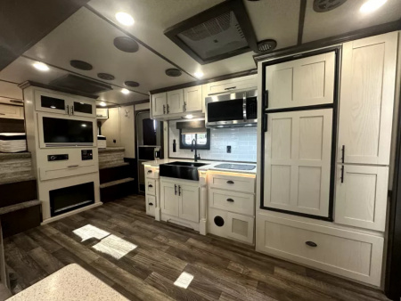 Used 2023 Merhow 4 Horse Living Quarters Gooseneck