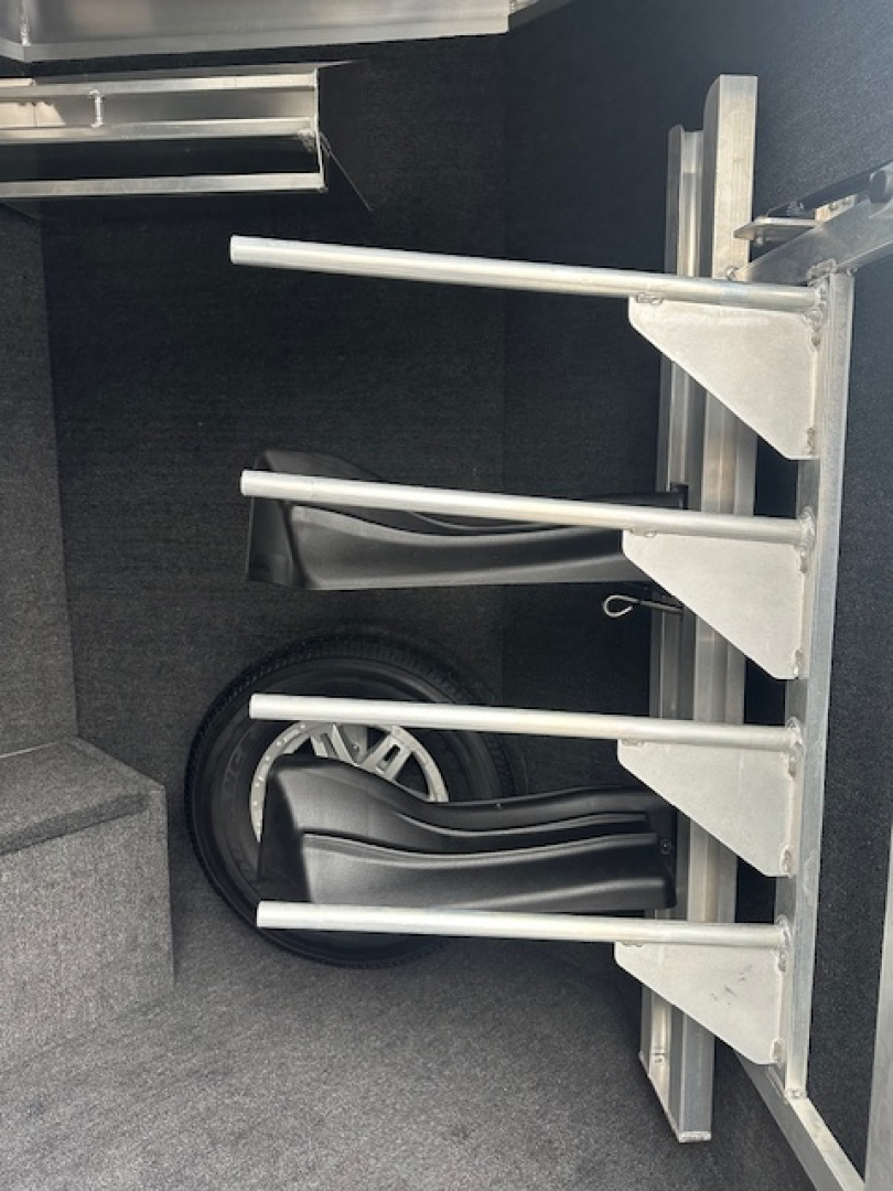 New 2026 Featherlite Trailers 2 HORSE SLANT LOAD 9400