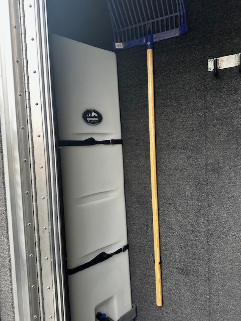 New 2026 Featherlite Trailers 2 HORSE SLANT LOAD 9400