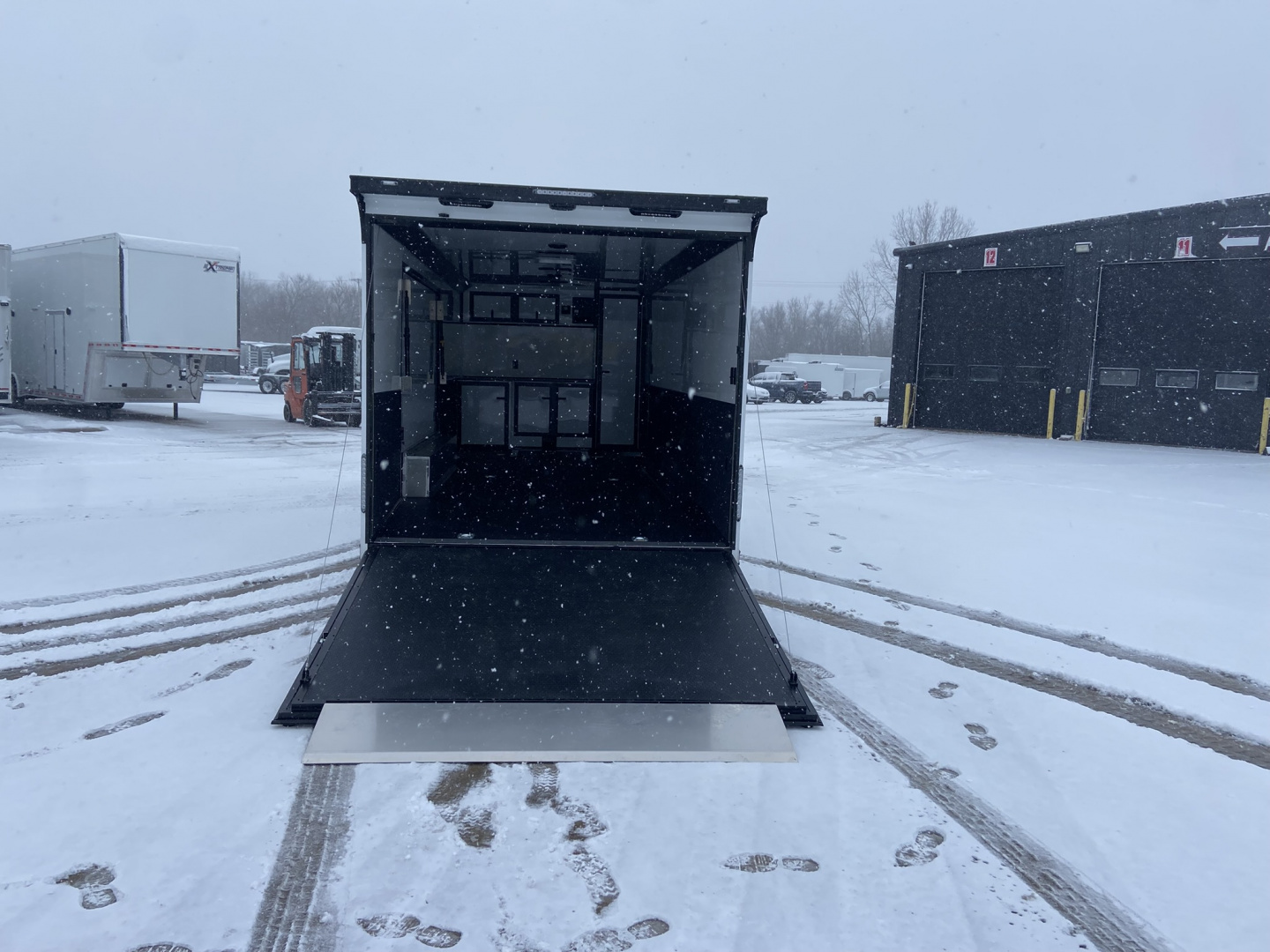 New United PREM 8.5x24 Racing Trailer