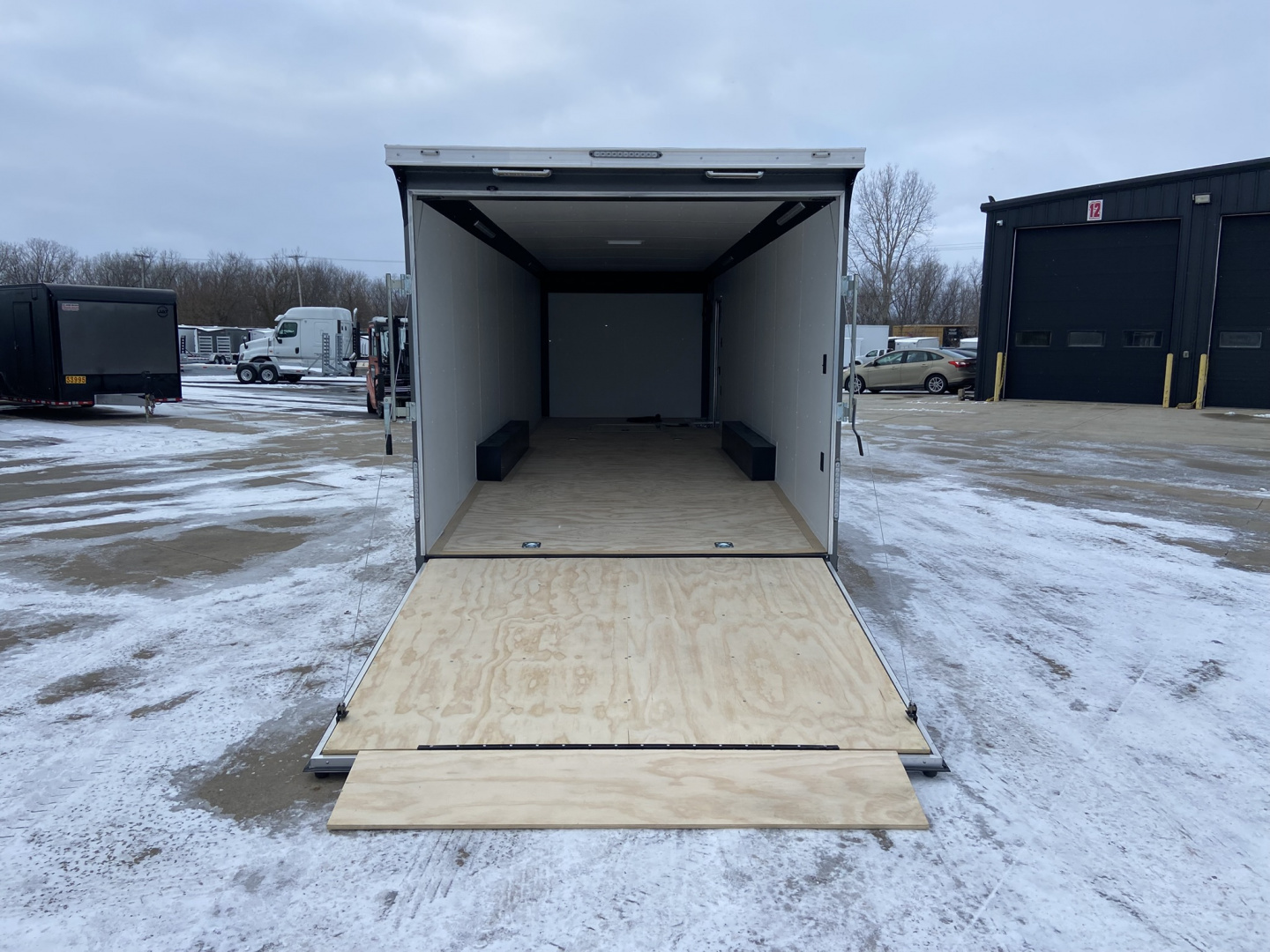 New United LIM 8.5X28 RACING TRAILER