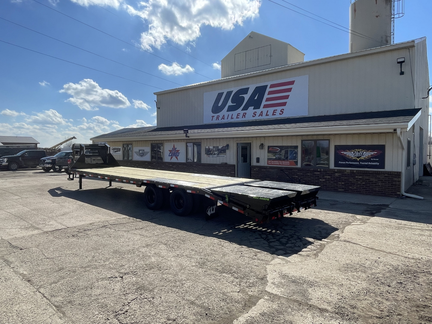 New 2026 Load Trail 102x32 Low-Pro 24k w/Max Ramps Gooseneck Bodies