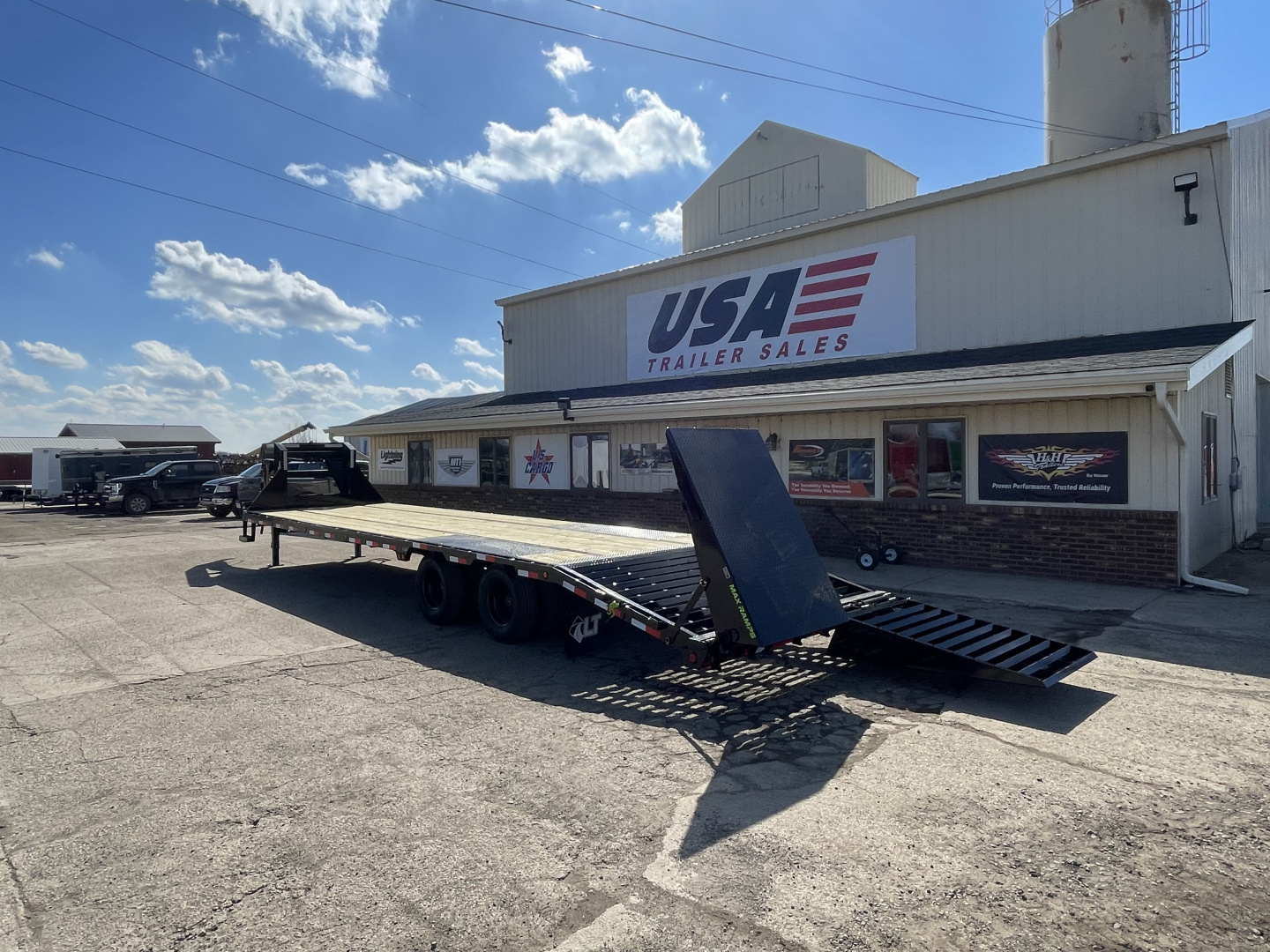 New 2026 Load Trail 102x32 Low-Pro 24k w/Max Ramps Gooseneck Bodies