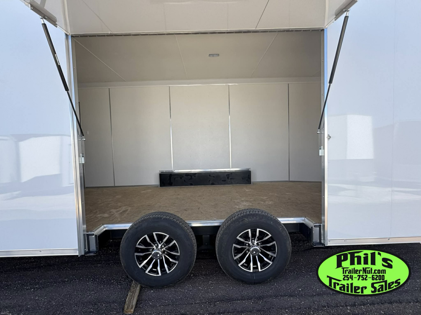 New Pace American 8.5X24 CAR HAULER WITH FULL ESCAPE DOOR & REMOVABLE FENDER Car / Racing Trailer