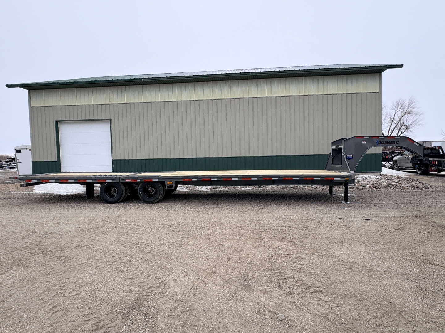 New 2026 35' 24k Diamond C Gooseneck Flatbed Trailer - Hydraulic Jacks