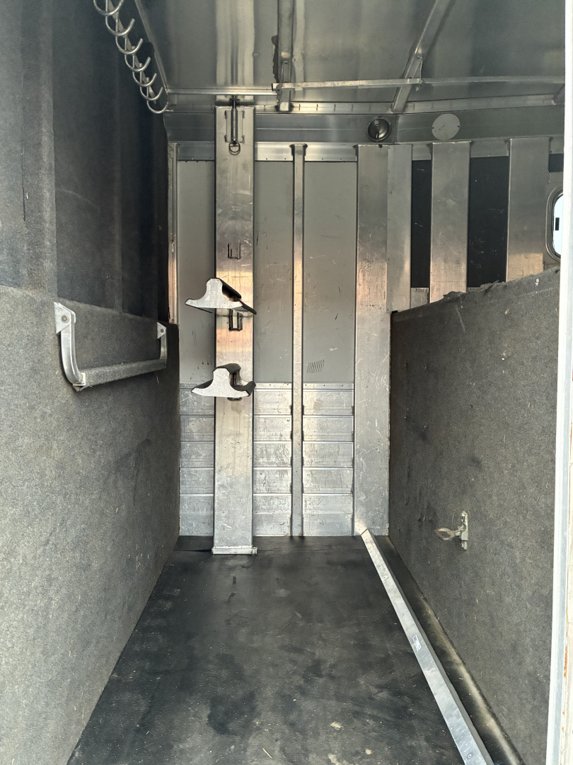 Used 2007 4-Star 6-7 Head to Head Horse Trailer