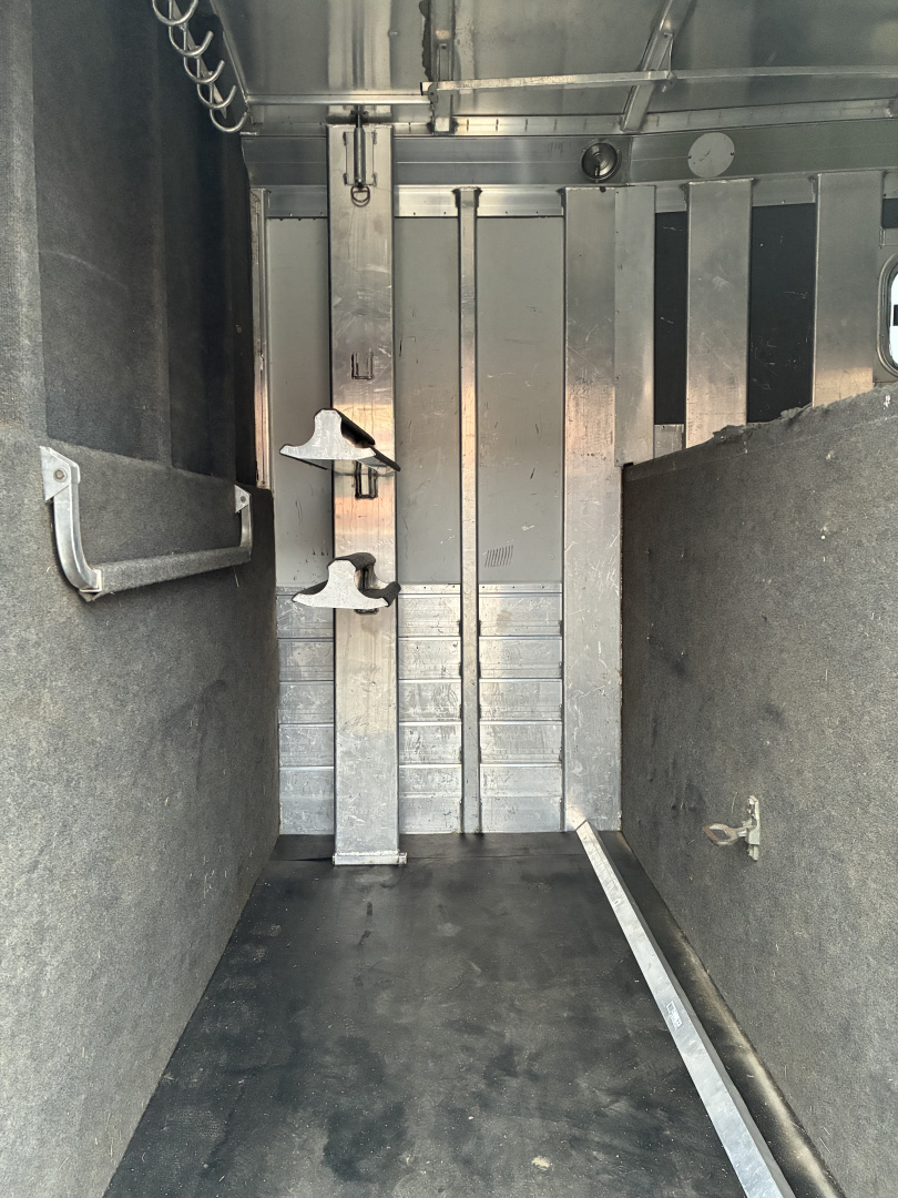 Used 2007 4-Star 6-7 Head to Head Horse Trailer