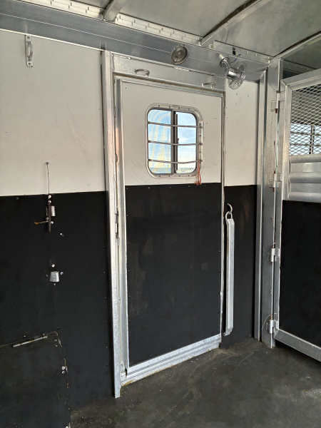 Used 2007 4-Star 6-7 Head to Head Horse Trailer