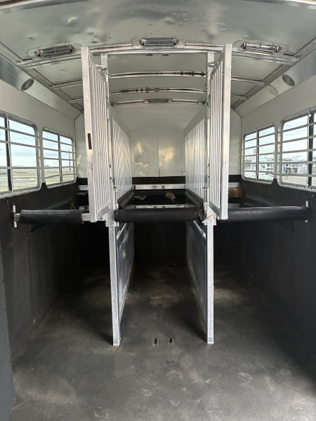 Used 2007 4-Star 6-7 Head to Head Horse Trailer