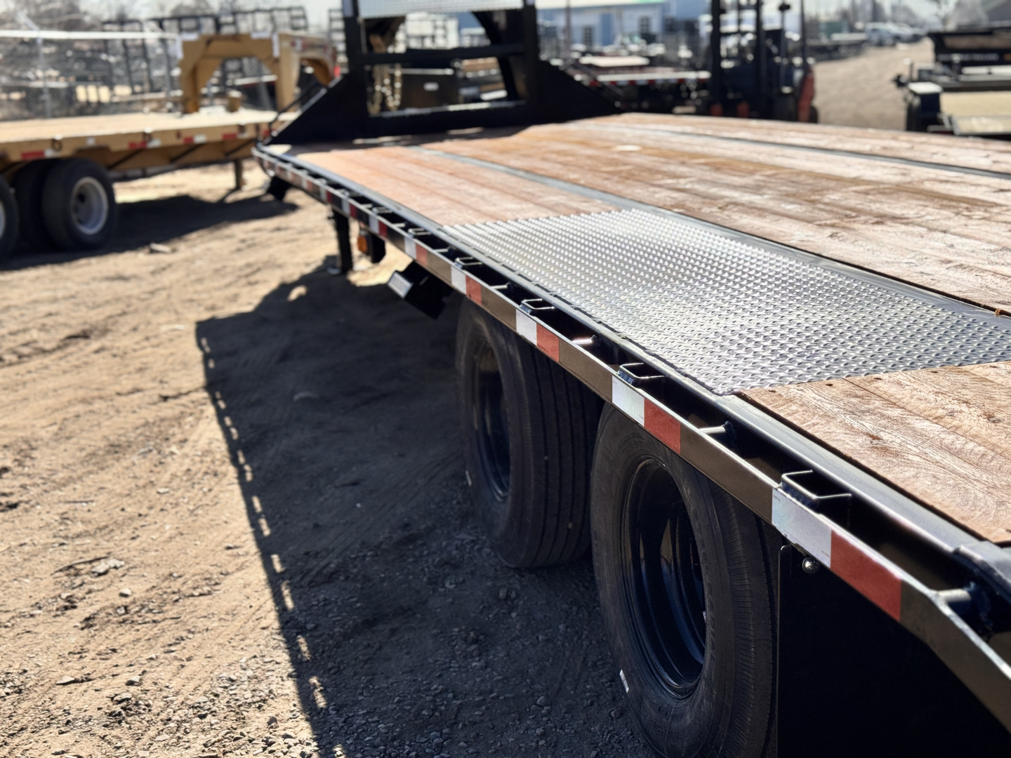 New 2026 Southland Trailers 8.5-32 Engineered beam Gooseneck Deckover W/ Max Ramps 25K GVWR