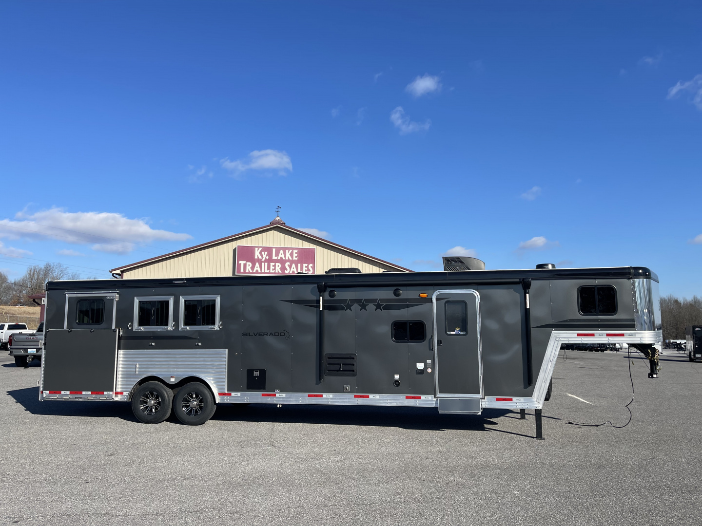 New 2026 Bison Trailers SV8313B.S.R- SIDE LOAD Horse Trailer