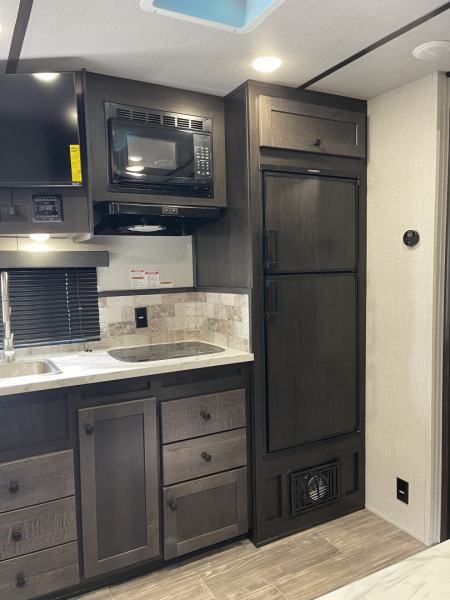 New 2026 Bison Trailers SV8313B.S.R- SIDE LOAD Horse Trailer