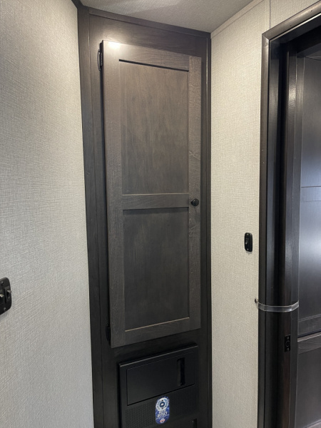 New 2026 Bison Trailers SV8313B.S.R- SIDE LOAD Horse Trailer