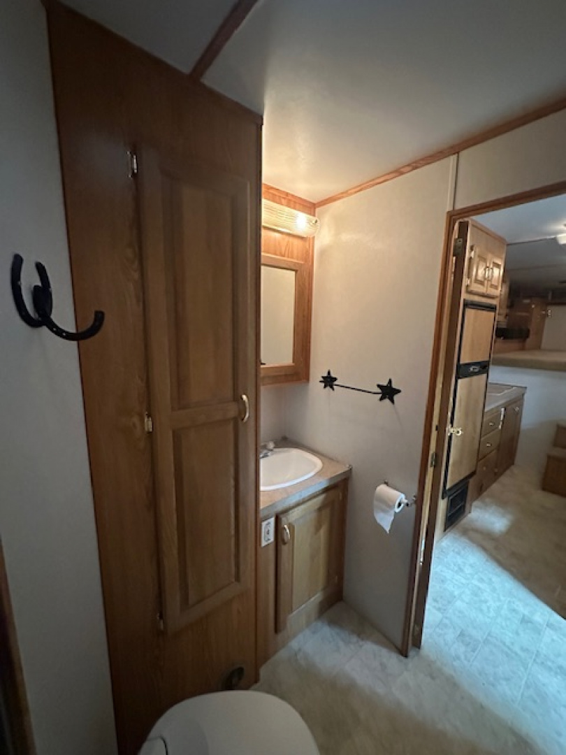 Used 2002 Featherlite 3 Horse Living Quarter