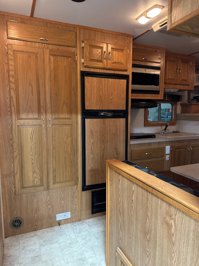 Used 2002 Featherlite 3 Horse Living Quarter