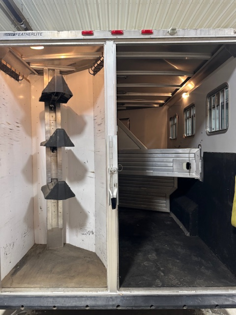 Used 2002 Featherlite 3 Horse Living Quarter
