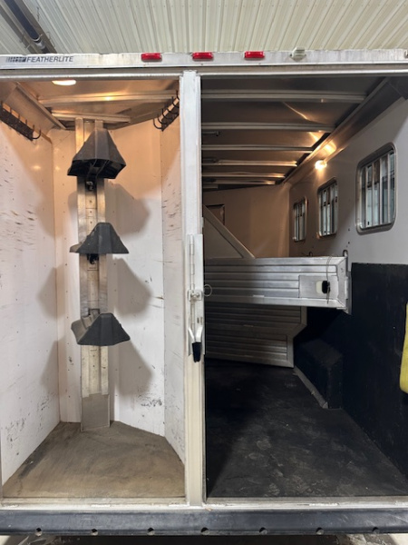 Used 2002 Featherlite 3 Horse Living Quarter