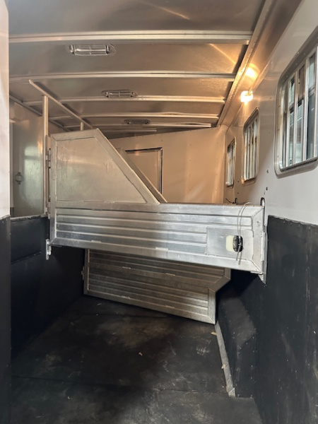 Used 2002 Featherlite 3 Horse Living Quarter