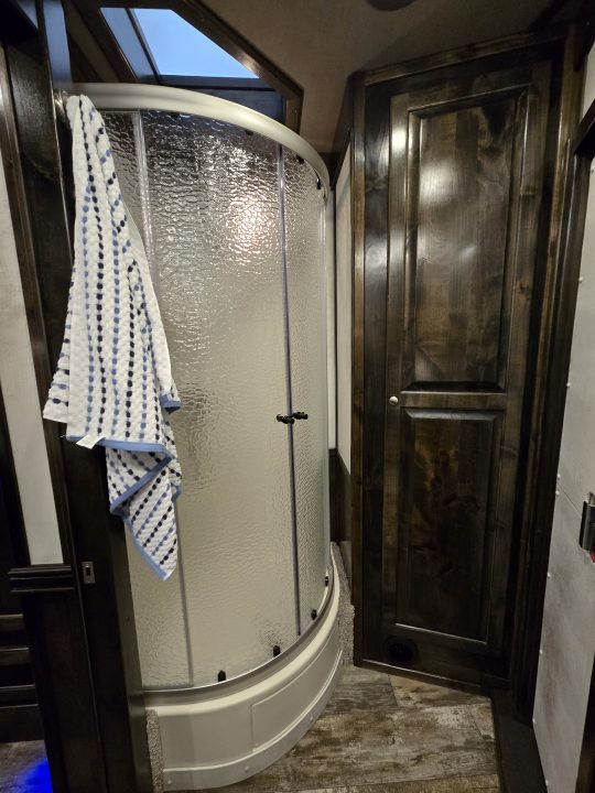 New 2025 Platinum Coach 3H Outlaw Conversion Horse Trailer