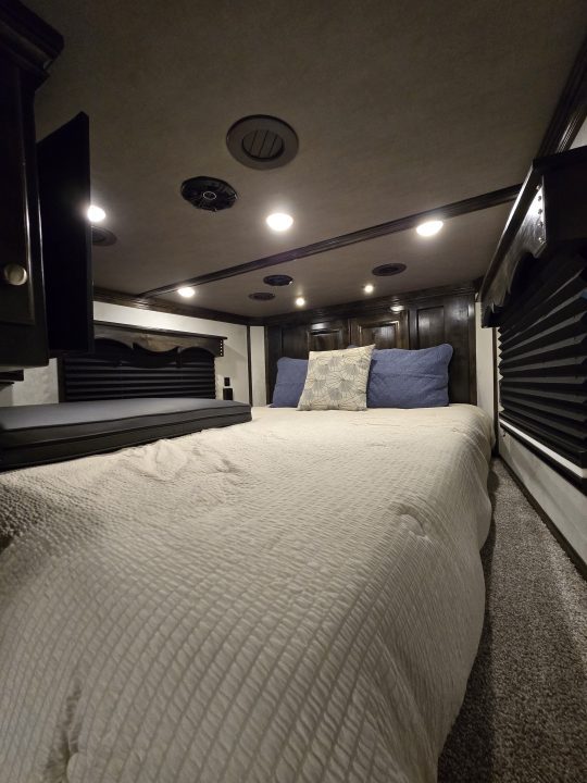 New 2025 Platinum Coach 3H Outlaw Conversion Horse Trailer