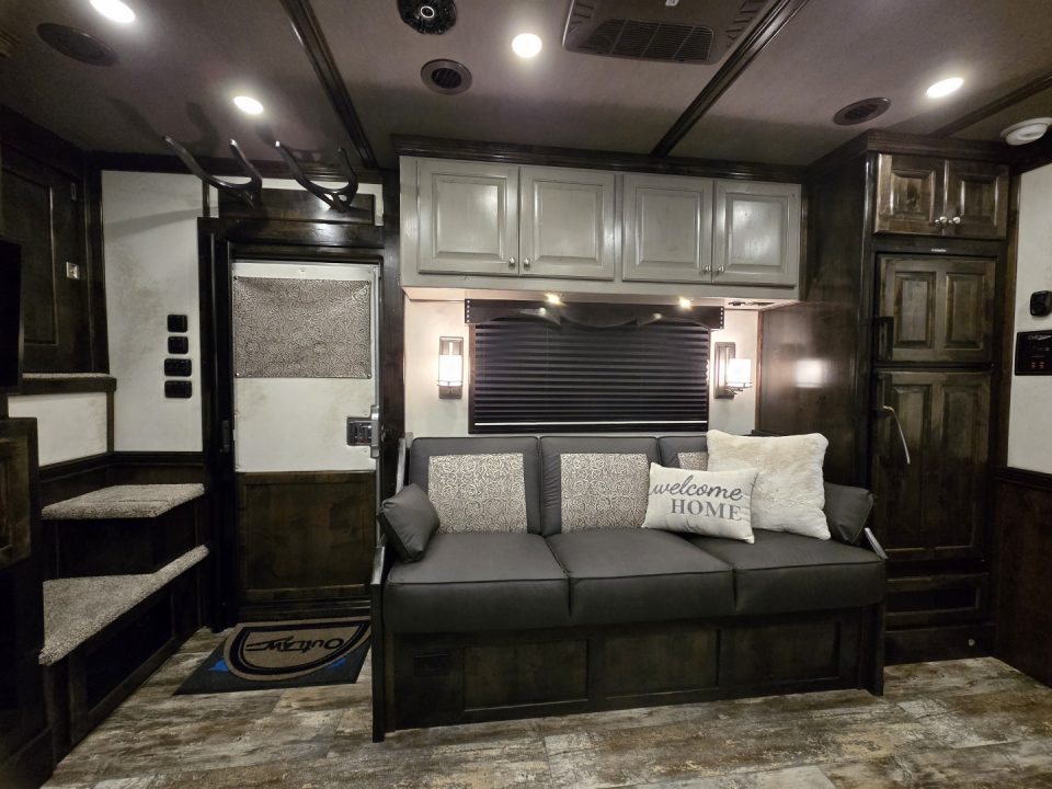 New 2025 Platinum Coach 3H Outlaw Conversion Horse Trailer