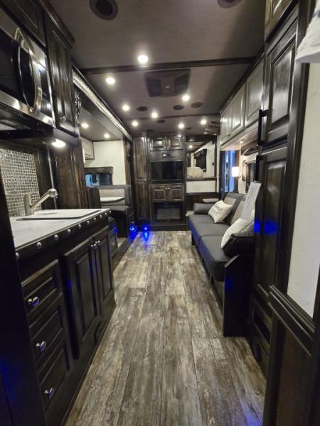 New 2025 Platinum Coach 3H Outlaw Conversion Horse Trailer