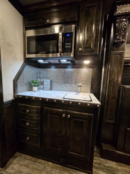 New 2025 Platinum Coach 3H Outlaw Conversion Horse Trailer