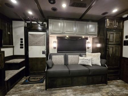 New 2025 Platinum Coach 3H Outlaw Conversion Horse Trailer