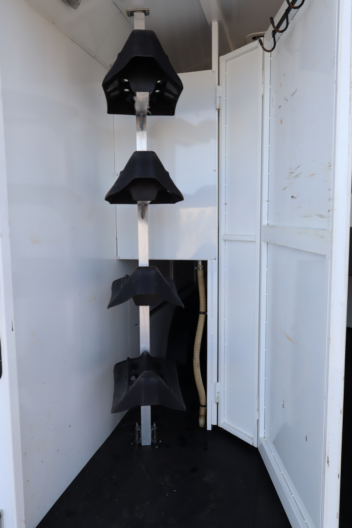 Used 2014 Bison Trailers 4Horse LQ Horse Trailer