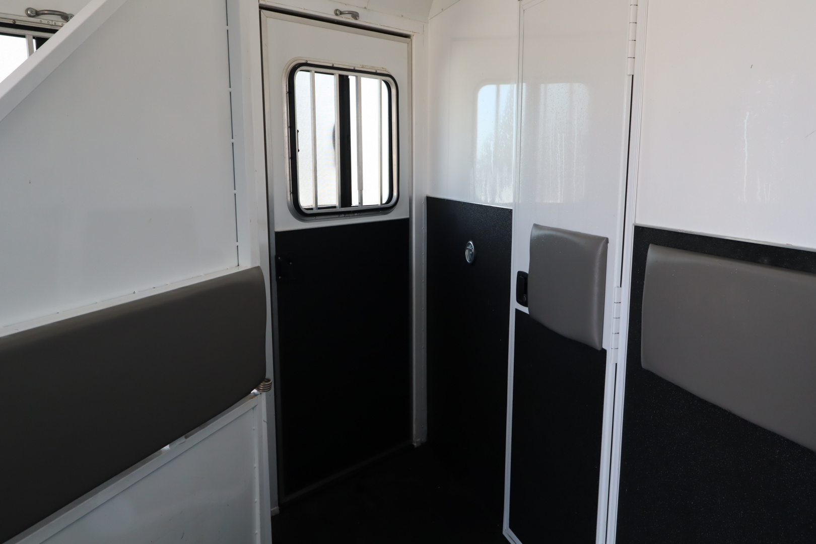 Used 2014 Bison Trailers 4Horse LQ Horse Trailer