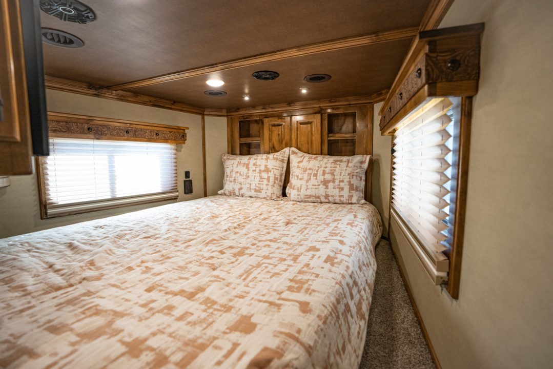 New 2026 Elite Trailers 4H Outlaw Conversion Horse Trailer