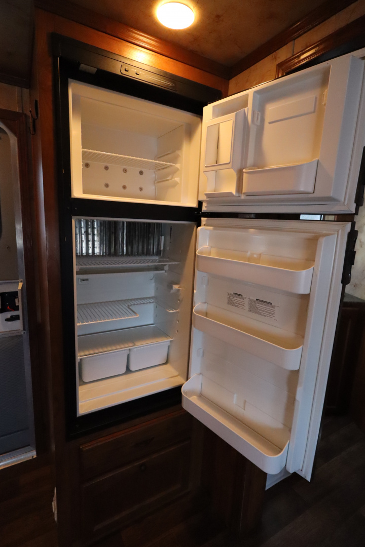 Used 2014 Lakota 3 Horse LQ Slide-out Horse Trailer