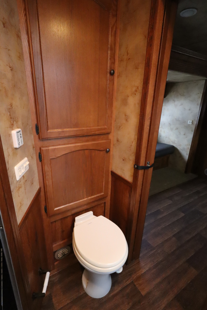 Used 2014 Lakota 3 Horse LQ Slide-out Horse Trailer