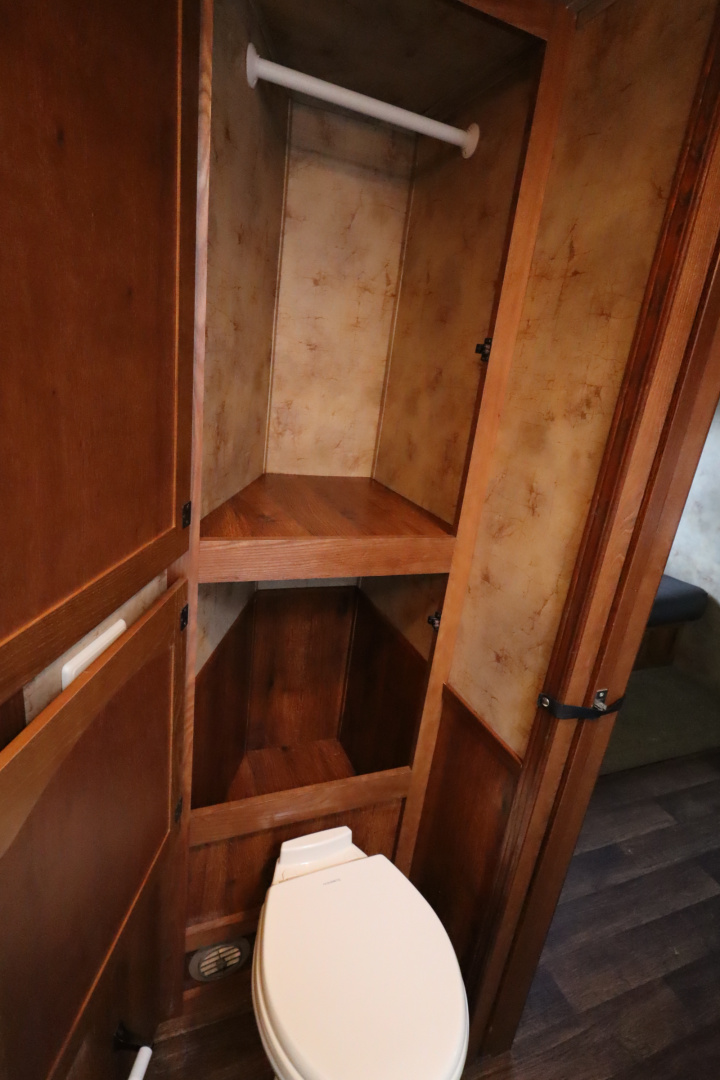 Used 2014 Lakota 3 Horse LQ Slide-out Horse Trailer