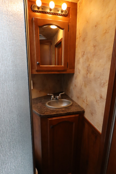 Used 2014 Lakota 3 Horse LQ Slide-out Horse Trailer