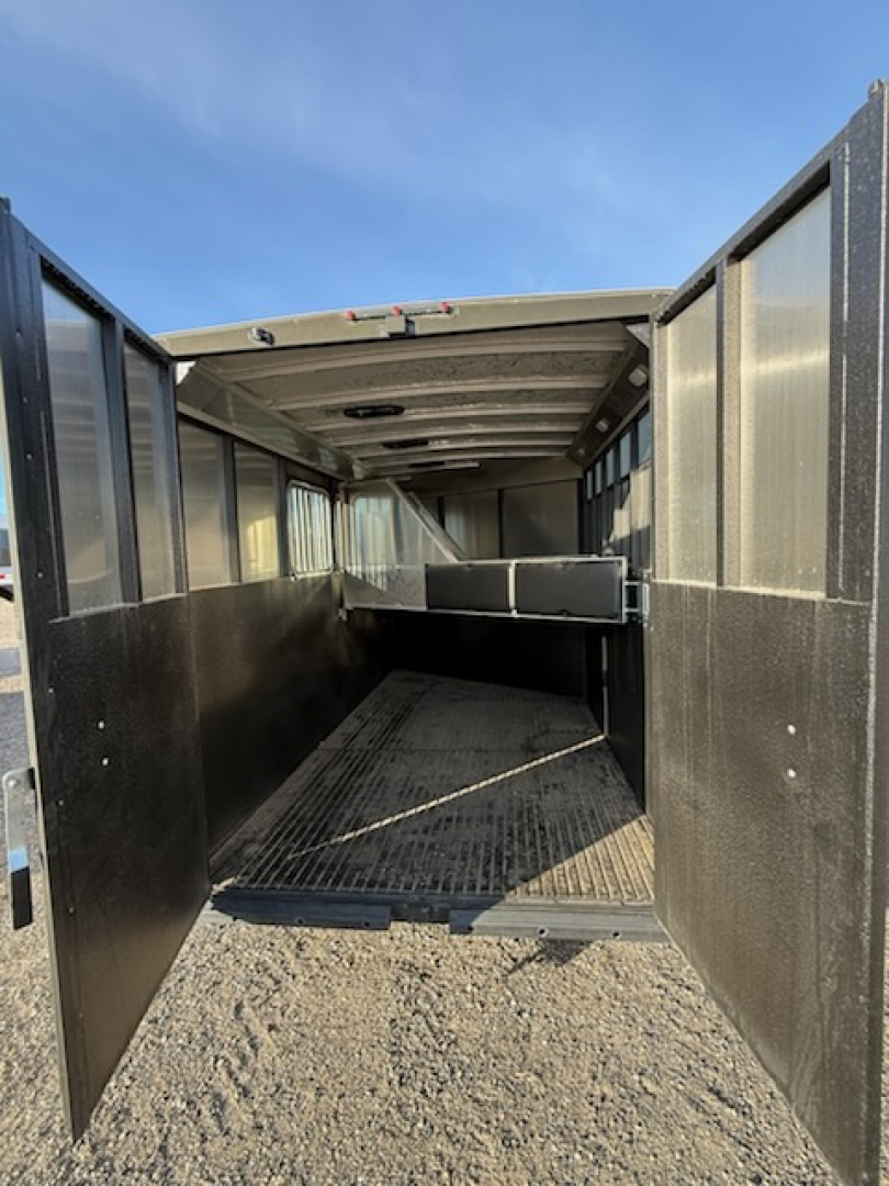 New 2025 Logan Coach 3H GN CROSSFIRE Horse Trailer