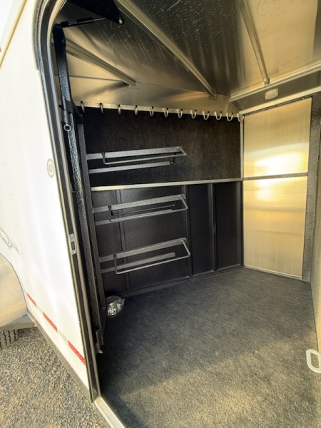 New 2025 Logan Coach 3H GN CROSSFIRE Horse Trailer