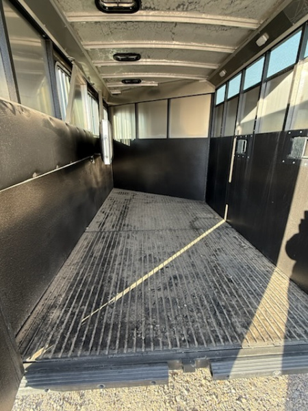 New 2025 Logan Coach 3H GN CROSSFIRE Horse Trailer