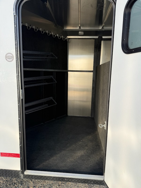 New 2025 Logan Coach 3H GN CROSSFIRE Horse Trailer