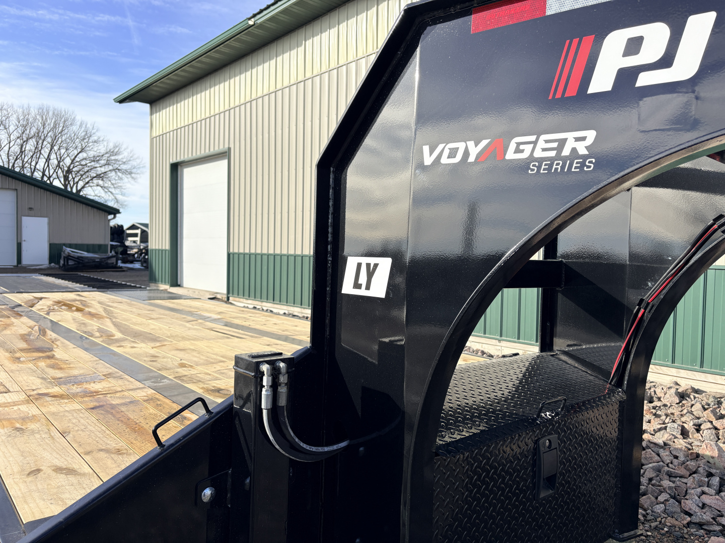 New 2026 32' PJ GN Low-Pro Hyd Dove Gooseneck Trailer