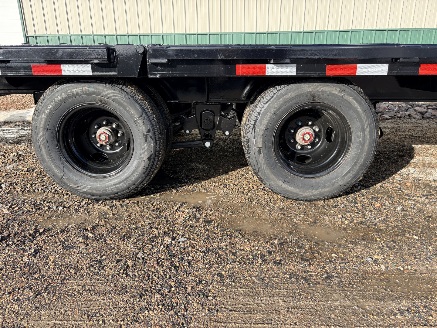 New 2026 32' PJ GN Low-Pro Hyd Dove Gooseneck Trailer