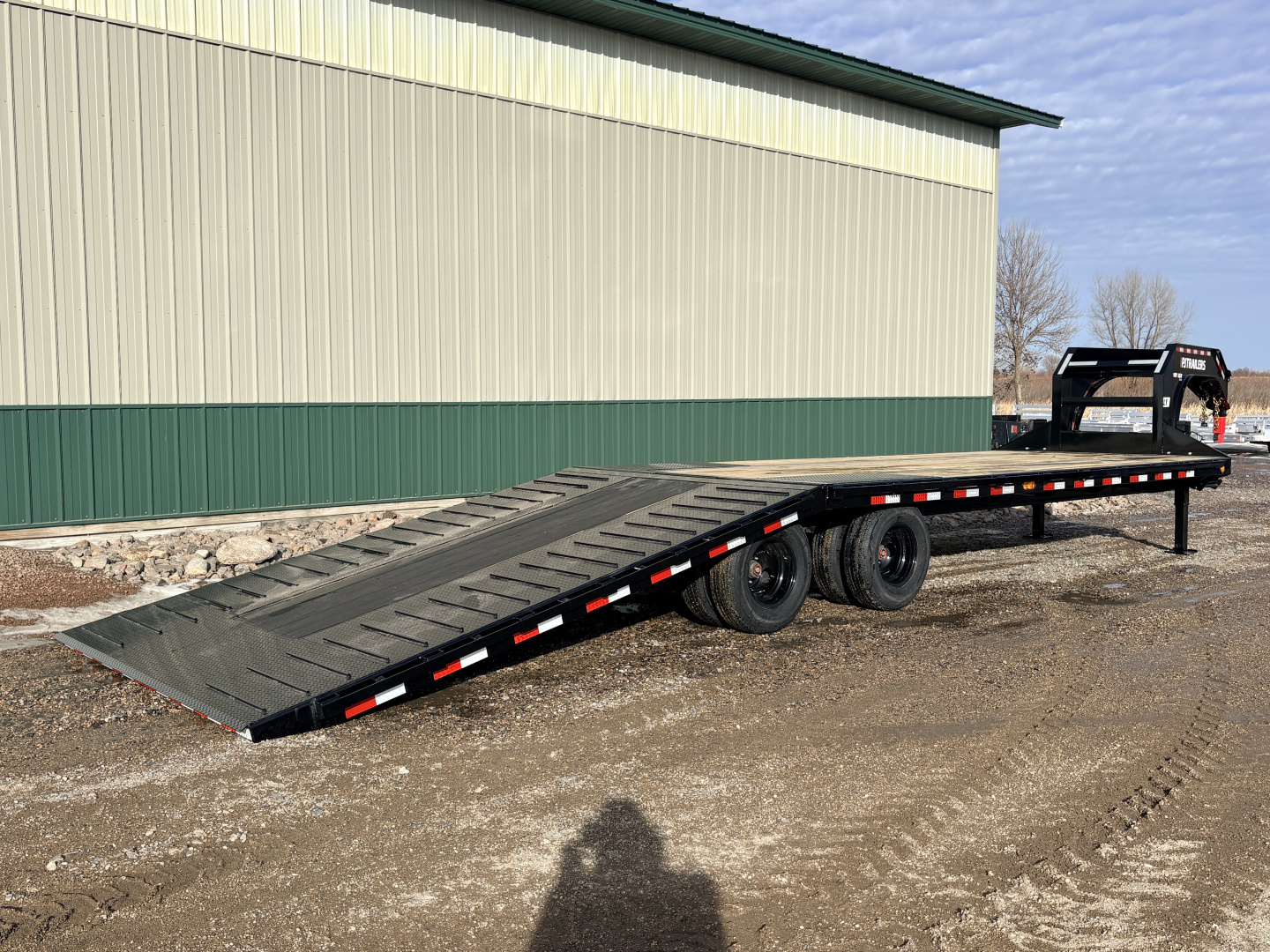 New 2026 32' PJ GN Low-Pro Hyd Dove Gooseneck Trailer