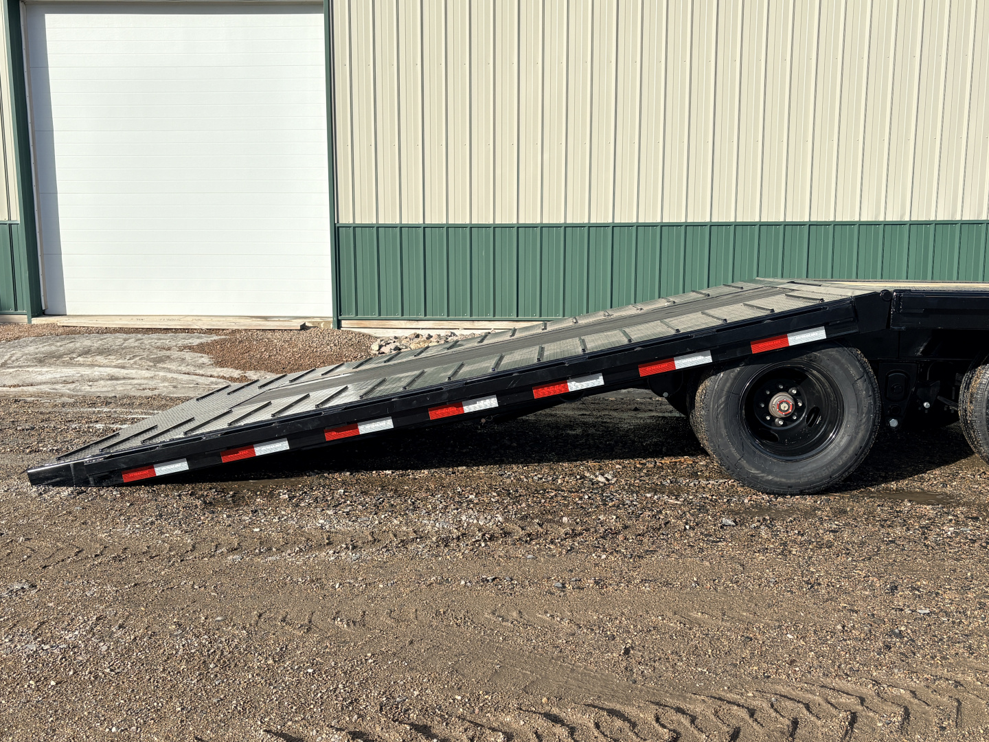 New 2026 32' PJ GN Low-Pro Hyd Dove Gooseneck Trailer