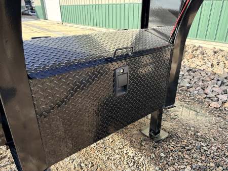 New 2026 32' PJ GN Low-Pro Hyd Dove Gooseneck Trailer