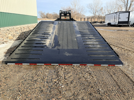 New 2026 32' PJ GN Low-Pro Hyd Dove Gooseneck Trailer