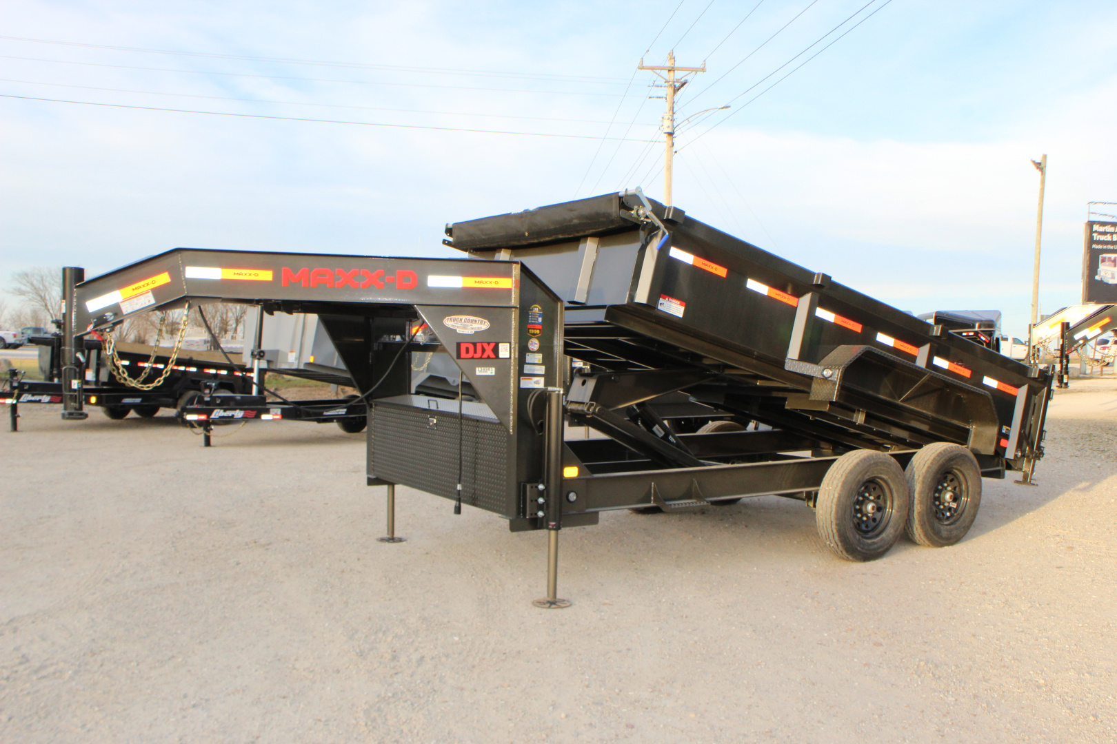 New 2025 MAXXD DJX 14' gooseneck Dump Trailer