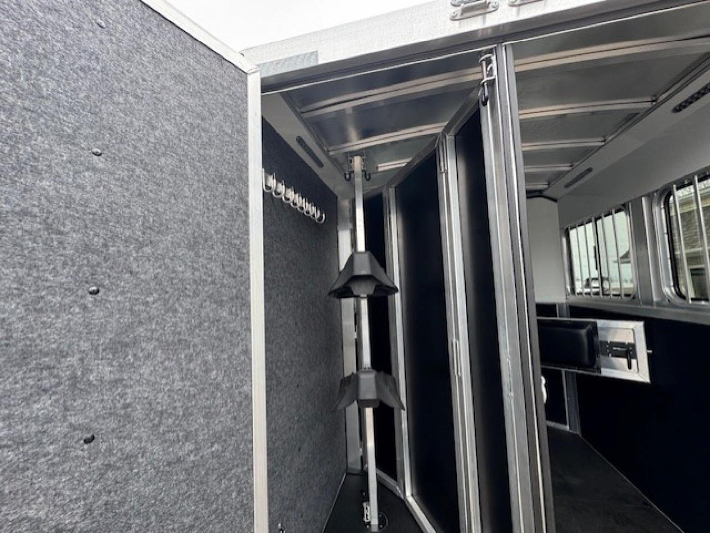 New 2026 Bar-M Trailers ES-20-SL Horse Trailer